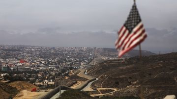 La foto muestra una sección de la frontera entre Tijuana, Mexico, y San Diego, California, EEUU.