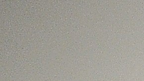 Un visitante pasa cerca de fotografías sobre metal instaladas en el Museo de Arte Contemporaneao (MOCA).