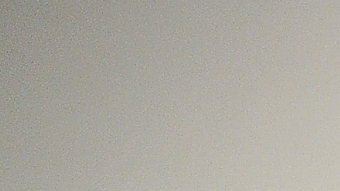 Un visitante pasa cerca de fotografías sobre metal instaladas en el Museo de Arte Contemporaneao (MOCA).