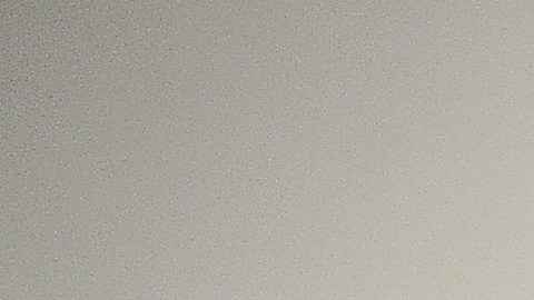 Un visitante pasa cerca de fotografías sobre metal instaladas en el Museo de Arte Contemporaneao (MOCA).
