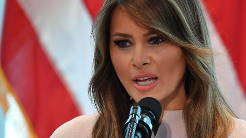 Melania Trump muestra cada vez más seguido un rostro adusto.