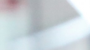 El presidente francés Emmanuel Macron (derecha) saluda de mano al ex-CEO de Renault-Nissan-Mitsubishi Alliance Carlos Ghosn (izquierda) durante una visita a la fábrica de Renault, en Maubeuge, norte de Francia, el 8 de noviembre de 2018