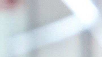 El presidente francés Emmanuel Macron (derecha) saluda de mano al ex-CEO de Renault-Nissan-Mitsubishi Alliance Carlos Ghosn (izquierda) durante una visita a la fábrica de Renault, en Maubeuge, norte de Francia, el 8 de noviembre de 2018