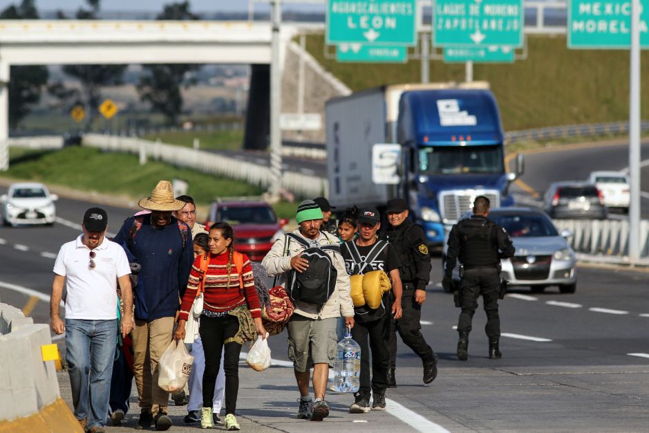 Activistas en Los Ángeles recaudan ayuda para inmigrantes en albergues