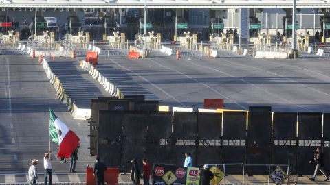 Un hombre ondea una bandera mexicana en el puerto fronterizo de San Ysidro el pasado 25 de noviembre.