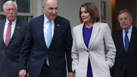 El líder de la minoría demócrata en el Senado, Chuck Schumer, y la presidenta de la Cámara Baja, Nancy Pelosi, pidieron un trato igualitario de tiempo al aire en televisión. Foto enero 4, 2019 en Washigton, DC.