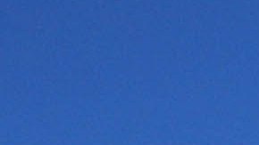 Alexandra Degen ayuda voluntariamente con la limpieza de algunos baños en el Parque Nacional Joshua Tree.