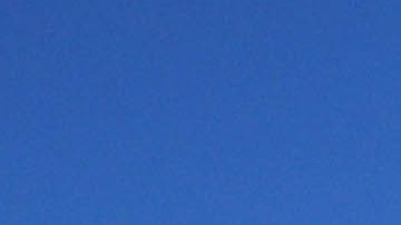 Alexandra Degen ayuda voluntariamente con la limpieza de algunos baños en el Parque Nacional Joshua Tree.