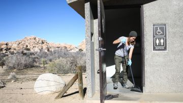 Alexandra Degen ayuda voluntariamente con la limpieza de algunos baños en el Parque Nacional Joshua Tree.