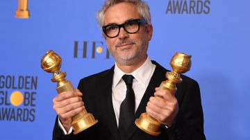Alfonso Cuarón con sus dos Globos de Oro por Roma.