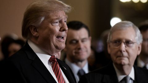 Trump se reunió con jefes de la oposición demócrata en la Casa Blanca después de participar en un almuerzo con congresistas del partido republicano.
