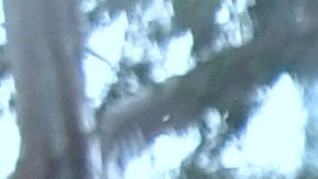 Yevgeniya Pokhilko, maestra de educación elemental marchó bajo la lluvia en Los Angeles durante el primer día de protesta.