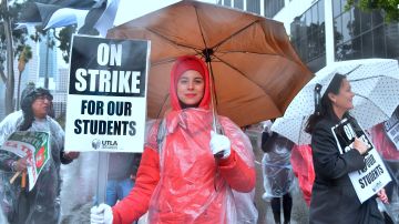 Yevgeniya Pokhilko, maestra de educación elemental marchó bajo la lluvia en Los Angeles durante el primer día de protesta.