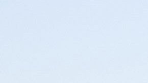 Inmigrantes hondureños durante la segunda caravana migrante cruzan el puente internacional entre Guatemala y México.