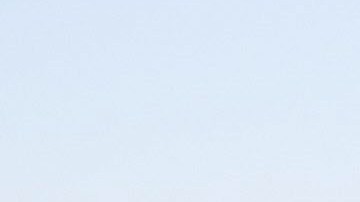 Inmigrantes hondureños durante la segunda caravana migrante cruzan el puente internacional entre Guatemala y México.