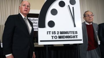 El ex-gobernador de California, Jerry Brown, y el ex Secretario de Defensa de EE.UU., William Perry, revelan el Doomsday Clock durante el Boletín de los Científicos Atómicos.