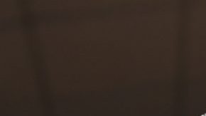 El abogado de la NFL Michael Buchwald sostiene en su mano boletos falsos para el Super Bowl LIII.