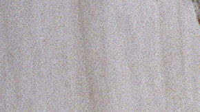 Dos hombres observan los daños producidos en un complejo de apartamentos después del terremoto de Northridge el 2 de enero de 1994.