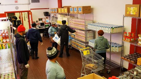 Miles de personas en EEUU reciben ayuda para alimentos. / getty.