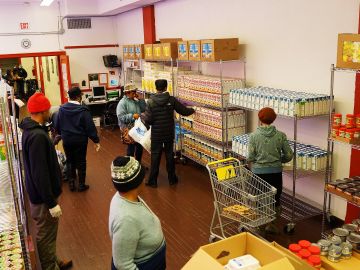 Miles de personas en EEUU reciben ayuda para alimentos. / getty.