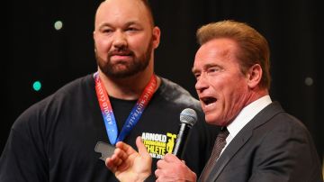 Hafthor Julius Bjornsson y Arnold Schwarzenegger en 2016 en Australia.