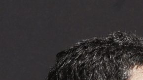 Maradona y Pelé se abrazan durante un evento en París en 2016.