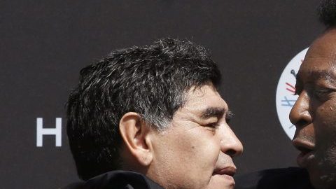 Maradona y Pelé se abrazan durante un evento en París en 2016.