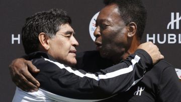 Maradona y Pelé se abrazan durante un evento en París en 2016.