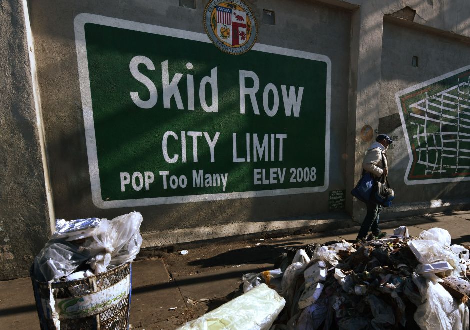 La basura se acumula cerca de un mural en Skid Row ubicado en el centro de Los Ángeles.