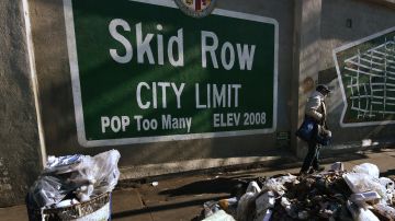 La basura se acumula cerca de un mural en Skid Row ubicado en el centro de Los Ángeles.