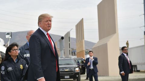 Esta foto de archivo muestra al presidente Trump visitando el área donde se encuentran los prototipos del muro que quiere construir en la frontera sur.