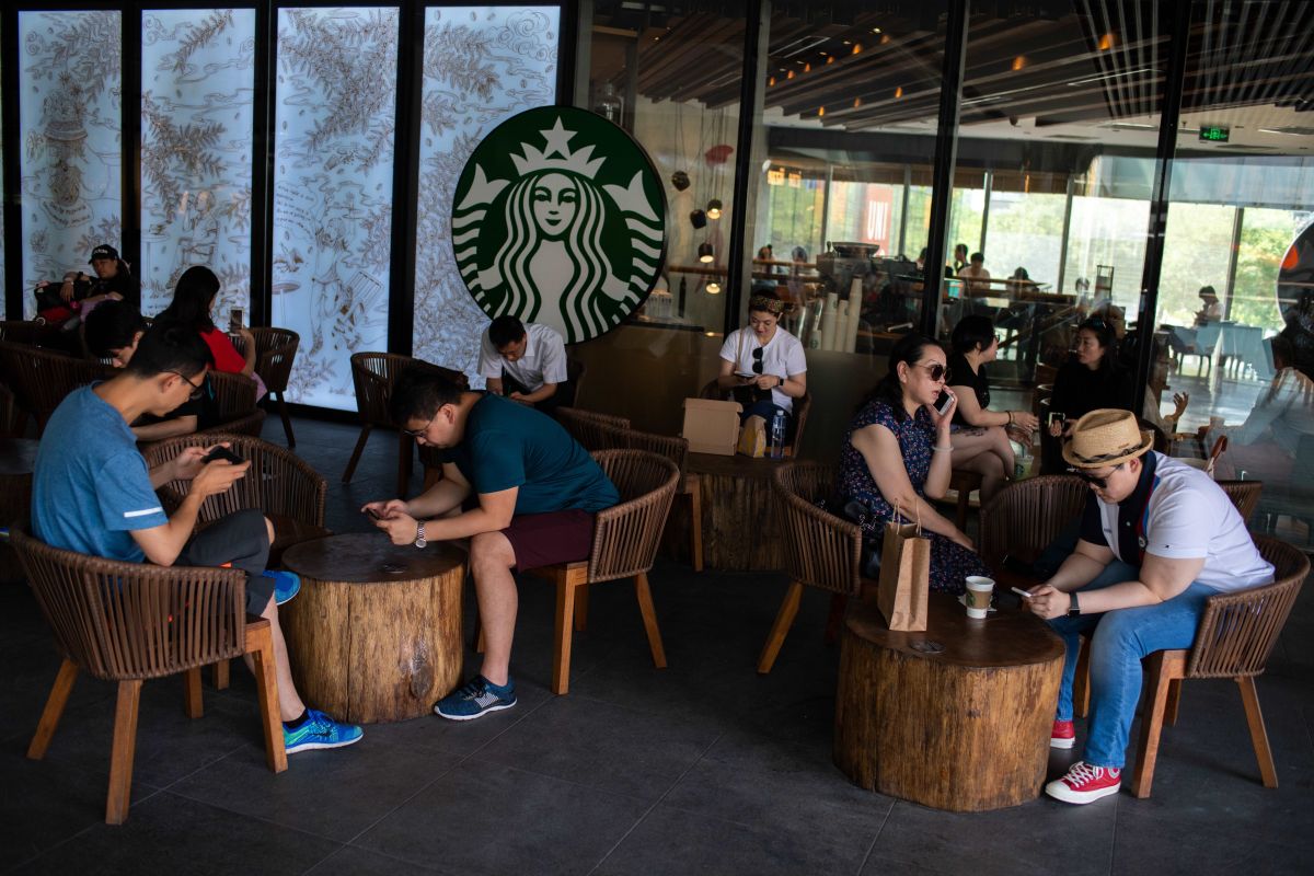 Starbucks se alía con Uber para llevar café a domicilio en