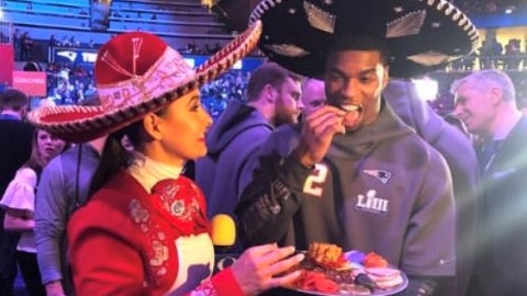 La reportera mexicana Gina Holguín hizo comer escorpiones a jugadores de la NFL.