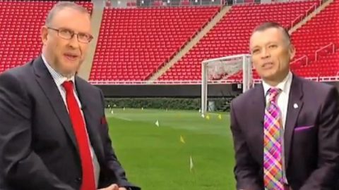José Luis Higuera de Chivas a cuadro con Francisco Javier González de Televisa Deportes.
