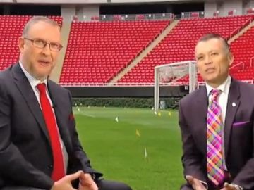José Luis Higuera de Chivas a cuadro con Francisco Javier González de Televisa Deportes.