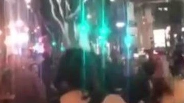 En el video es posible ver cómo el hombre, de contextura pesada, golpeó a dos mujeres en la cara dejándolas en el piso.