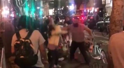 En el video es posible ver cómo el hombre, de contextura pesada, golpeó a dos mujeres en la cara dejándolas en el piso.