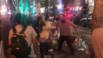 En el video es posible ver cómo el hombre, de contextura pesada, golpeó a dos mujeres en la cara dejándolas en el piso.