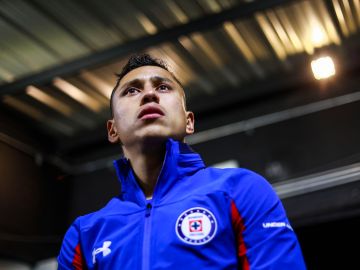 Julio César "El Cata" Domínguez se desempeña como defensa central del Cruz Azul