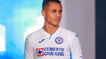 El peruano Yoshimar Yotún, es baja para el Cruz Azul por lo menos un mes.