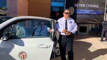 Oscar Rodas se prepara para salir a vigilar su comunidad como parte del Patrulla Comunitario Voluntario en la estación Mission del LAPD. (Francisco Castr0