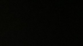 Lawlond Arnold, un desamparado nacido en Georgia conversa con su amigo Charles Hubbard, quien le regaló una hamburguesa para mitigar el hambre. (Jorge Luis Macias, Especial para La Opinión)