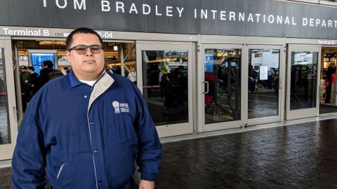 Víctor Payes trabaja como agente de seguridad en la TSA del aeropuerto LAX y esta siendo afectado por el cierre parcial de gobierno. (Jacqueline García)