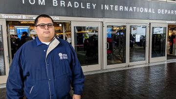 Víctor Payes trabaja como agente de seguridad en la TSA del aeropuerto LAX y esta siendo afectado por el cierre parcial de gobierno. (Jacqueline García)