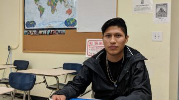 Israel Hernández, 21, emigró hace cinco años como menor no acompañado y lucha por obtener una educación superior. (Jacqueline García)