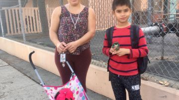 Verónica Flores, junto a sus hijos Edward Manzano y Mia Esquivez, dijo que apoya la huelga de maestros. (Jacqueline García)