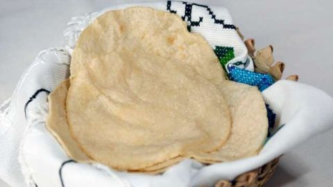 BELL, CA- 040214- Sopa de Tortilla. Ingredientes: chorizo, crema queso, chicharrones, puerco aguacate, chiles secos. FOTO J. EMILIO FLORES/LA OPINION