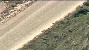 El hombre tardó más de media hora en salir del auto. / Twitter: @ktla.