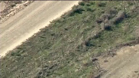 El hombre tardó más de media hora en salir del auto. / Twitter: @ktla.
