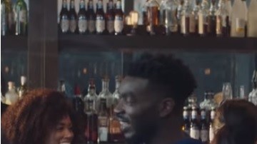 Maluma aparece unos segundos en un comercial de la cerveza belga Michelob Ultra